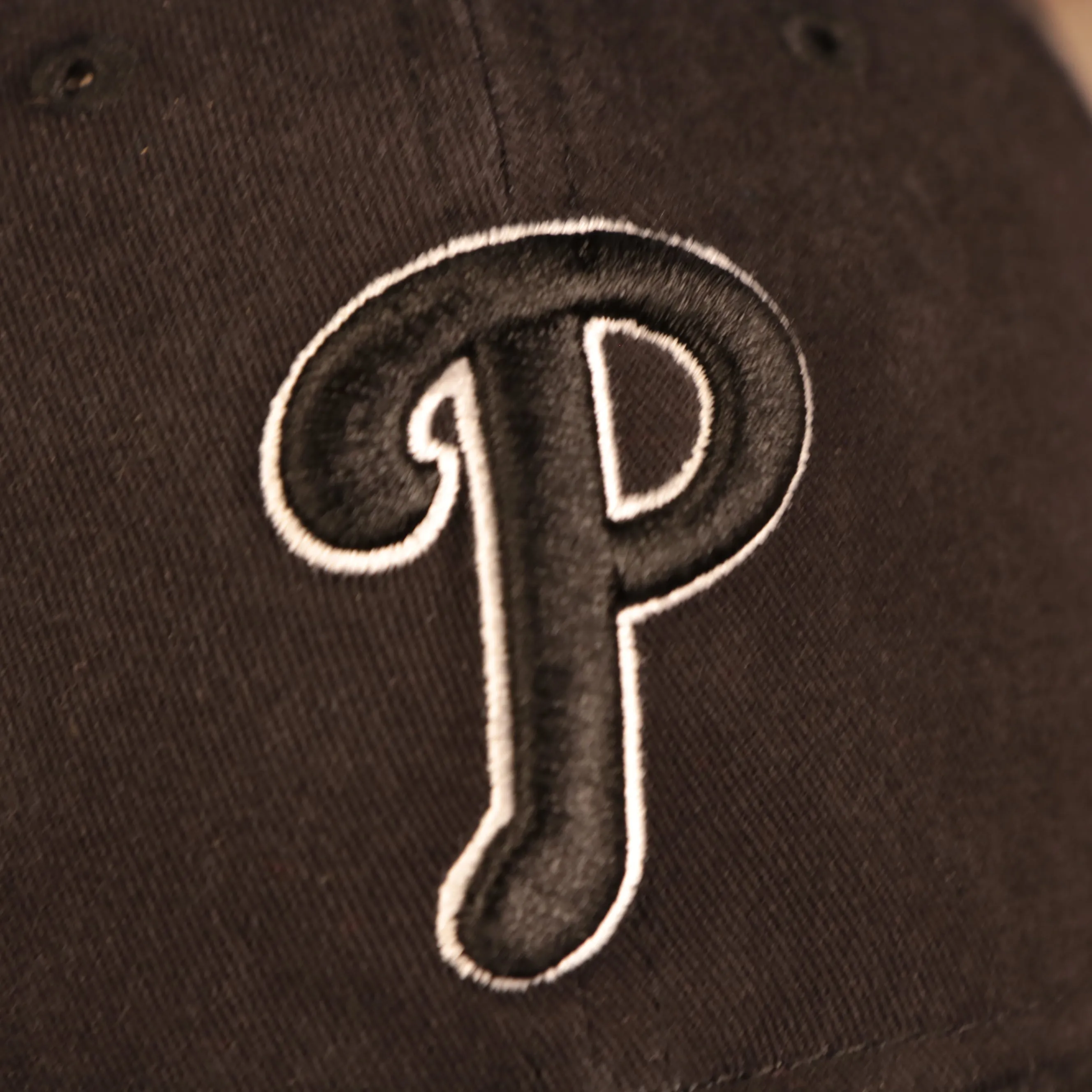 Philadelphia Phillies Core Classic Black logo on White Trim | Black 9Twenty Dad Hat