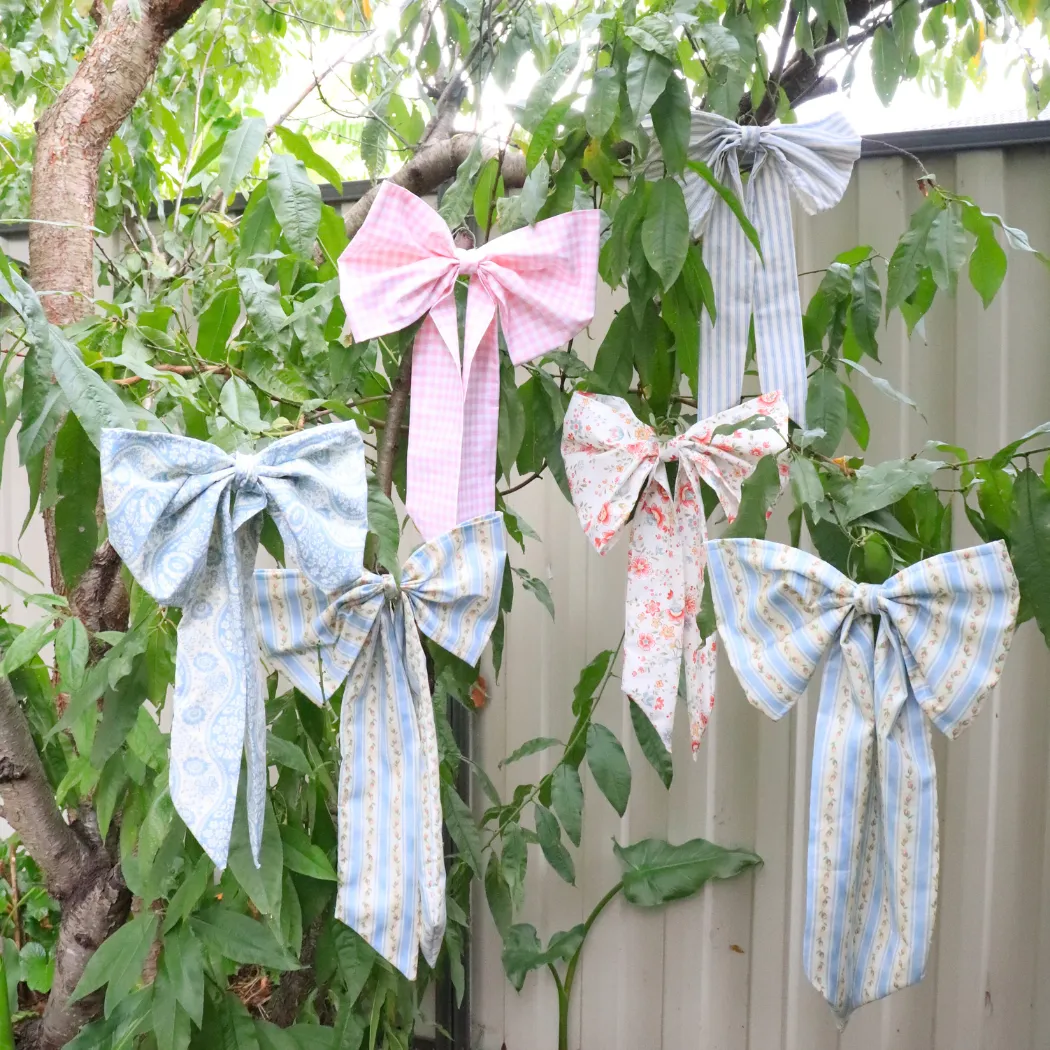 Vintage House Bow blue and cream trellis